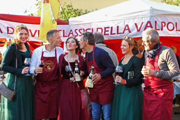 赤ワインまつりのようす