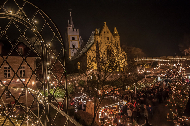 教会のBurgkircheとクリスマスマーケットの屋台