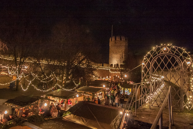 マラコフ塔と14世紀から残っている城壁