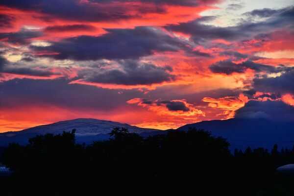 月山へかかる夕焼け