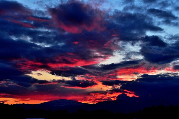 月山へかかる夕焼け