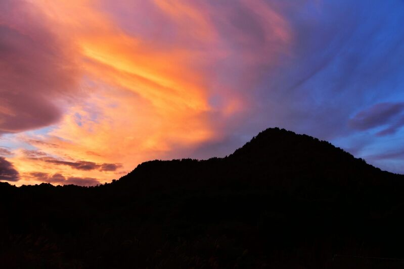 もう秋　朝焼けの雲
