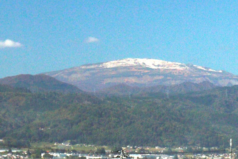 霊峰　月山に初冠雪