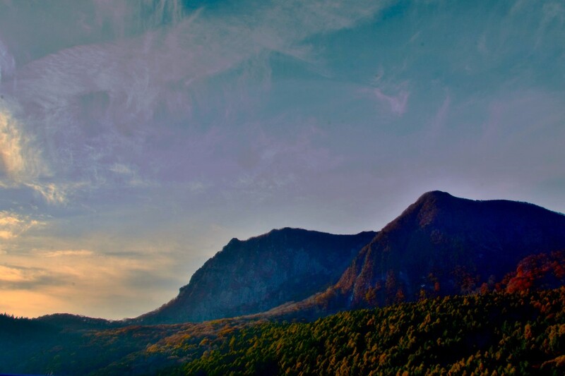 村山野川上流と黒伏山