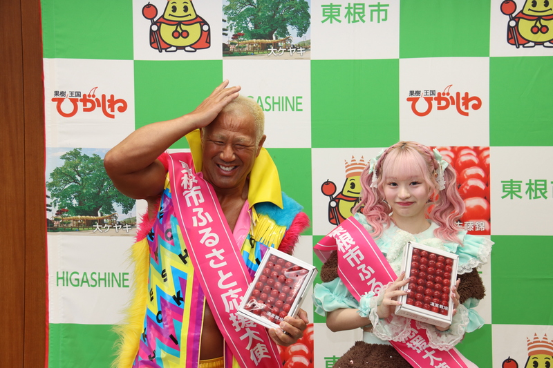 副市長と本間さん、月さんの写真