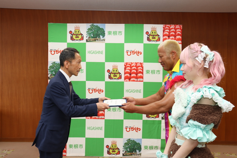 副市長と本間さん、月さんの写真