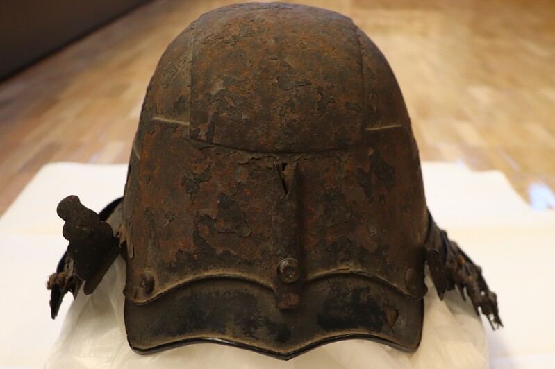 黒塗頭形冑 正面