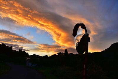 もう秋　朝焼けの雲