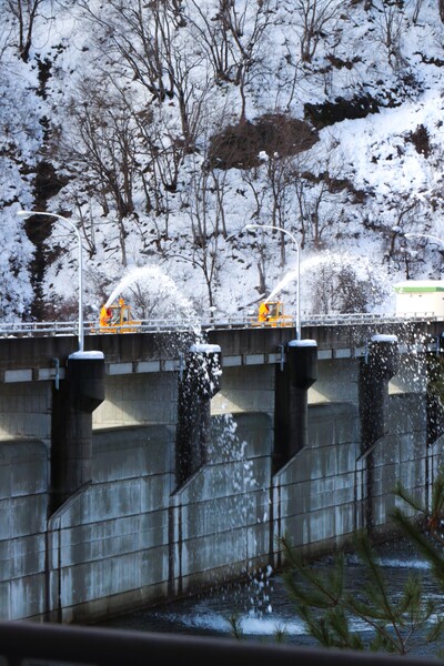 白水川ダム堤体を除雪