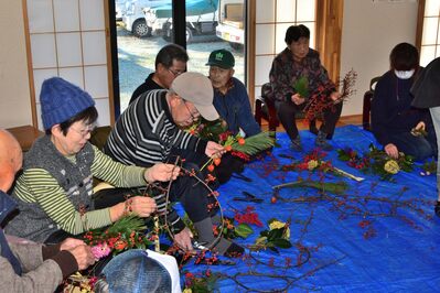 沼沢サロン　リース作り